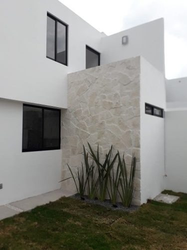 En Cañadas Del Arroyo, Gran Jardín, 3 Recámaras, 160 M2 Lujo