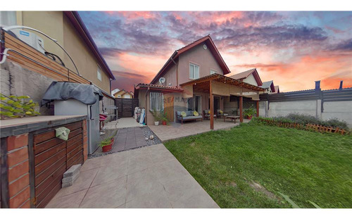 Acogedora Casa Aislada, 2 Pisos, Calle Tranquila, 3d; 3b, 2e