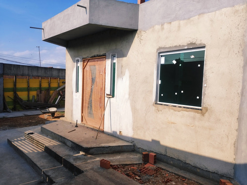 Casa Com 3 Quartos E 2 Banheiros - 100 M2 + 240m2 De Terreno