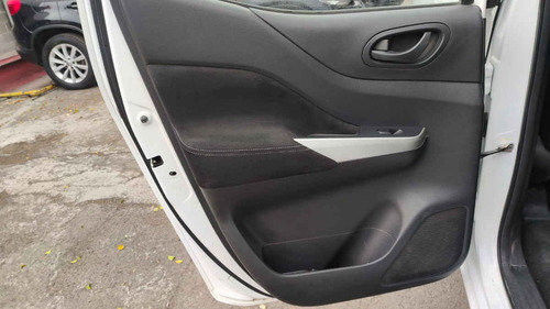 Nissan NP300 2.4 Doble Cabina Se Aa Pack Seg Mt