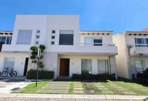 Casa En Venta En Fraccionamiento El Manantial, Metepec, St08