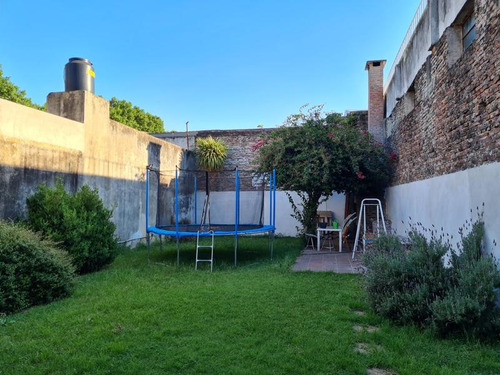 Venta Casa 3 Dormitorios Jardín Cochera. Calidad A Mts. De Centro Comercial San Martin 4300 Rosario