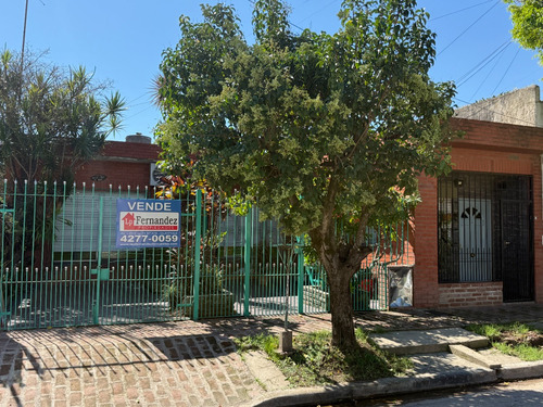 Casa Americana Mas Un Departamento De Dos Ambientes En San Fco Solano
