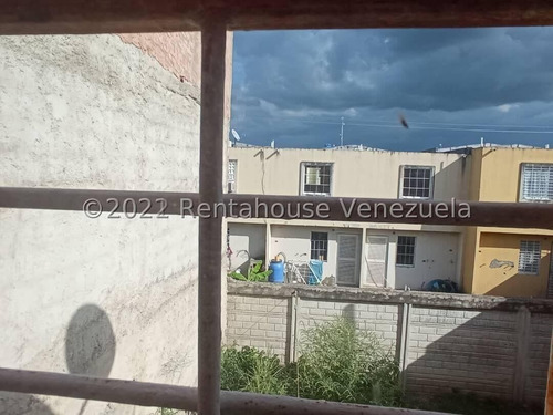 Monicam 23-2281 Cómodo Townhouse Ubicado En Conjunto Privado Con Vigilancia , Espacios Para Diseñar A Su Gusto, Patio Trasero. Con Permisologia Para Realizar Un Tercer Nivel