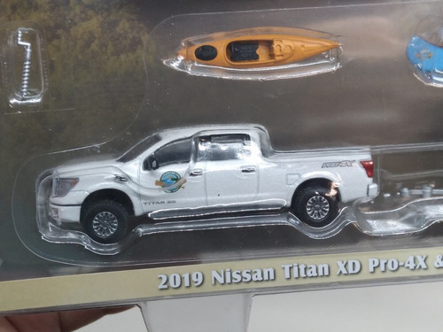 Greenlight Hitch & Tow 2019 Nissan Titan Xd Pro-4x & Canoa Color Blanco