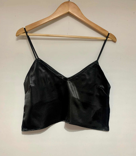 Top Escote En V Negro Satén Musculosa