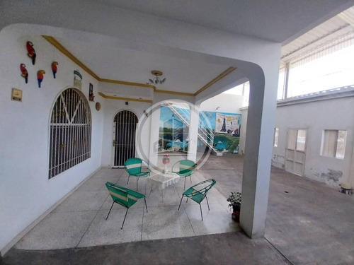 En Venta Hermosa Y Amplia Casa Ubicada En Barrio Lourdes Maracay 03js