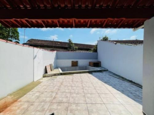 Imagem 3 de 17 de Casa No Bairro Campos Elíseos, Em Itanhaém, Litoral Sul De São Paulo, Localizado Em Lado Praia, Ficando À 50 Metros Do Mar. Imóvel Com 201 M² De Área Total, Sendo 67 M² De Área Construída. Possui Pisc