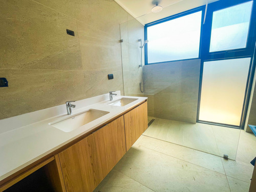 Increible Casa Minimalista-colegio Newland