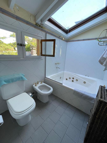 La Rosa 347, Adrogué Chalet Distribuido En 2 Plantas, Sobre 3 Lotes