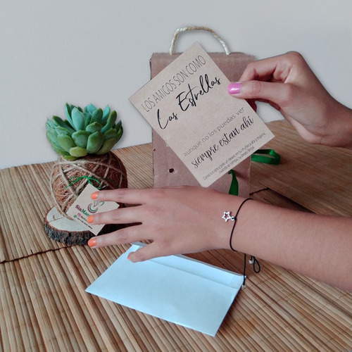 Imagen 2 de 4 de Kit Regalo Duo Suculenta Kokedama + Pulsera Amistad