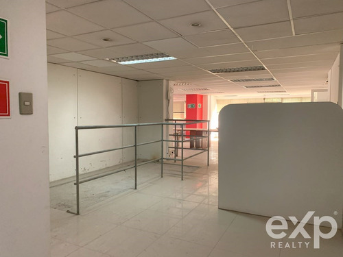 Oficina En Arriendo En Las Condes, Amplitud Y Conectividad