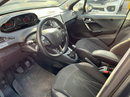 Peugeot 208 Premier 1.2 MT