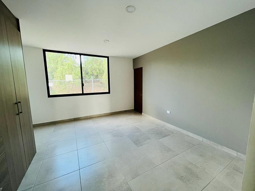 Estrena Casa En Lomas De Juriquilla, 4 Recamaras, Una En Pb, 4 Baños, Jardín