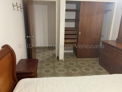 Interesante Apartamento De Un Área Total De 248,28, Distribuidos En Tres Ambientes, Áreas Sociales Y Habitaciones De 101,83 Y 146,45 De Terraza Y Jardín. Esta En Chacao