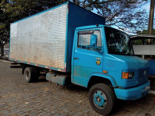 Imagem 1 de 13 de Caminhao Mb 710 4x2 2009 C/bau (vt)