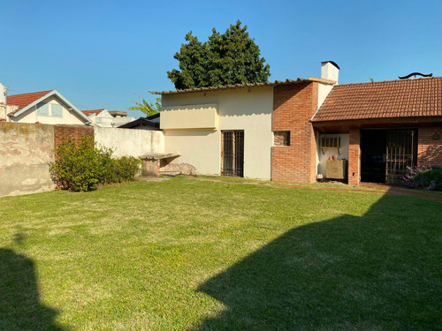Venta Casa 4 Ambientes Doble Lote Castelar Centro