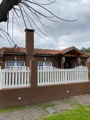 Imagen 1 de 28 de Barrio Uno Hermoso Chalet Restaurado
