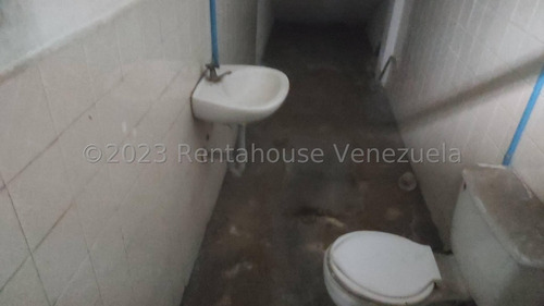 En Alquiler Constituida Por Una Edificación De Tres Niveles, En Su Primera Planta Un Amplio Deposito Ideal Para Establecer Su Empresa 24-2083 Irrr