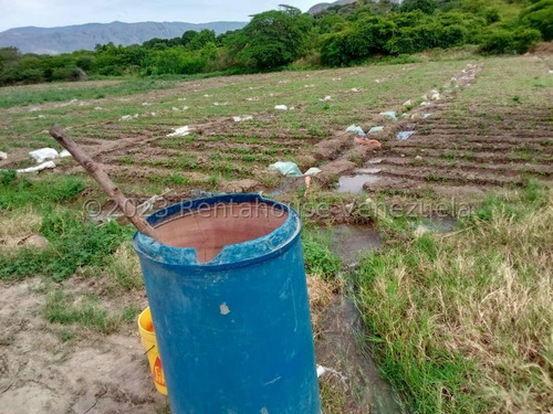 Carlos Colmenarez Vende Fabulosa Finca De 13ha. Con: 2 Lagunas, Agua Por Buco A Gravedad, Posee Electricidad 110 Y 220, Ubicada A Pocos Minutos Del Centro Del Tocuyo Con Acceso Directo De La Autopista