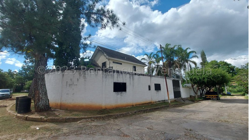 Sasha Loreto Asesor Inmobiliario Rent-a-house Vende Casa Quinta De Dos Niveles, Ubicada En Esquina En Colinas De Guataparo.  Cod. 24-12834