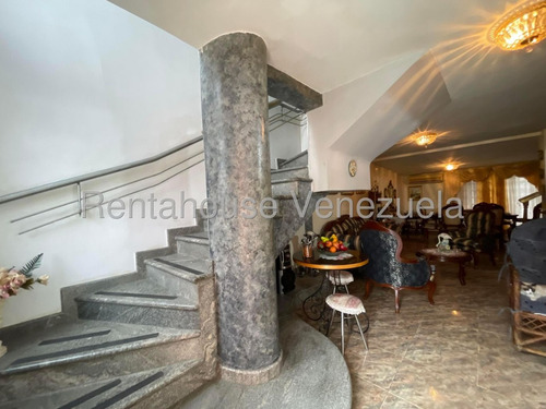 Jip 25-16988. Rent-a-house Vende Hermoso Townhouse De 261 Mts2, 5 Hab, 4 Baños, El Urbanismo Cuenta Con Cancha, Parque Infantil Conectado A Pozo Y Mucho Mas. En Urb. Araguama Country, Maracay.