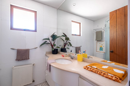 Vive Seguro En Chicureo: Casa Chilena En Condominio Central