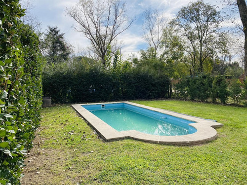 Imagen 2 de 11 de Venta Casa Con Pileta Y Jardin Forestado Roldan