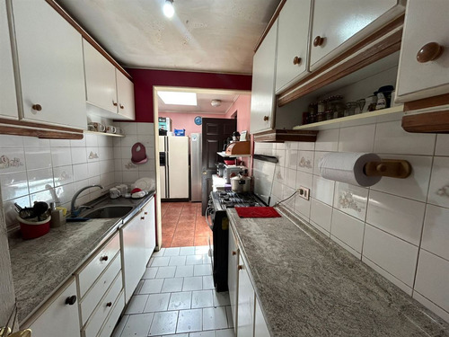 Casa En Venta De 7 Dorm. 3 Baños En Peñalolén