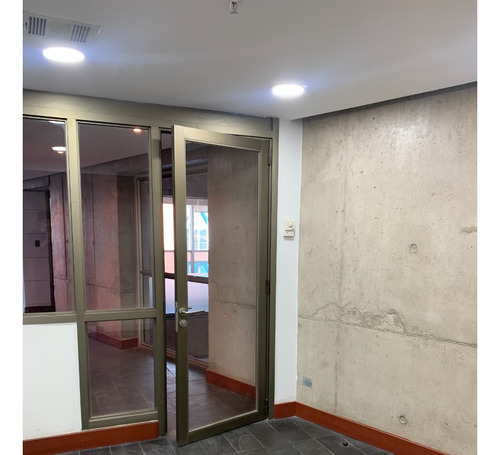 Amplia Oficina De Dos Niveles En Arriendo