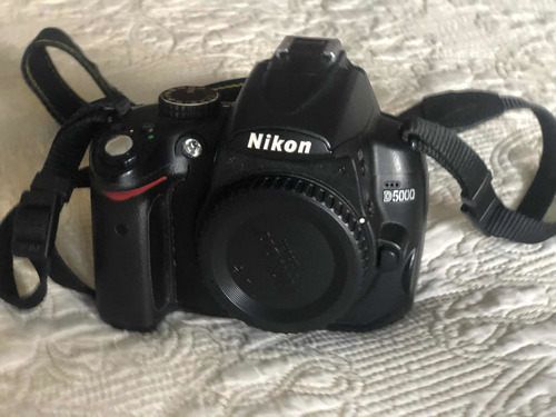 Nikon D5000 + Lente 18-55mm Usada ( Uso Doméstico)