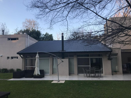 Casa Moderna En Abril Cc Con Gran Parque Y Quincho