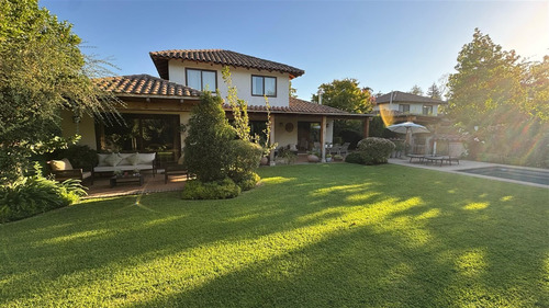 Impecable En Venta De 5 Dorm. En Curicó