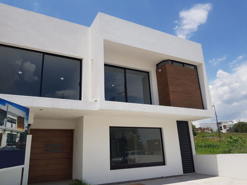 Residencia En Lomas De Juriquilla, 4 Habitaciones Con Vestid