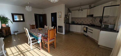 Excelente Oportunidad De Tres Dormitorios Con Dos Baños, Patio Verde.