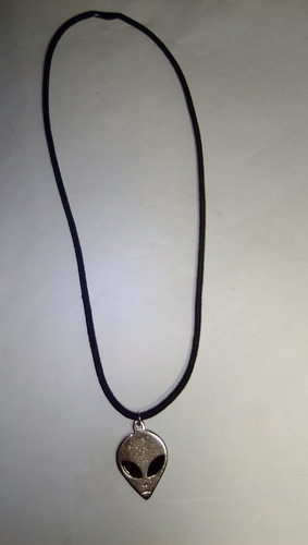 Colar Alien Grey Ufo Extraterrestre Prateado Cordão Elástico