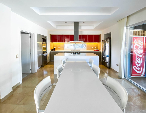 Imagen 4 de 14 de Imponente Propiedad En Venta, En Saint Thomas Este, Canning.