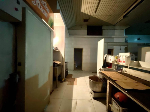 Local De 300 Metros Cuadrados + 150 De Depósito Sobre Agraciada