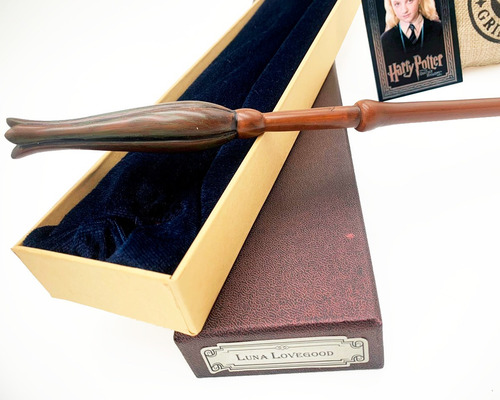 Imagen 2 de 5 de Varita De Luna Lovegood Flor Con Caja + Saco - Harry Potter