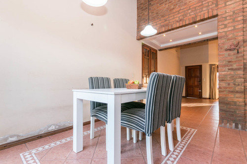 Chalet 2 Plantas Con Jardin Y Quincho