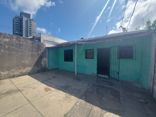 Casa Con Jardin , 2 Dormitorios, Cochera Y Apto Al Fondo
