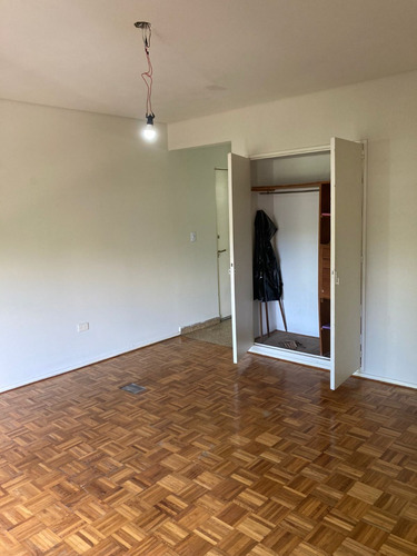 Monoambiente Con Balcón Corrido Al Frente - 2do. Piso Por Escalera