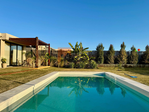 Casa En Venta - 4 Dormitorios - 3 Baños - Piscina - Losa Radiante - Paneles Solares - Barrio La Juana