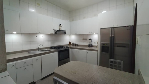 Casa En Venta En La Urb. Guaicaipuro, Cerca Avda. Andres Bello.caracas. Ma. Fda. Varela
