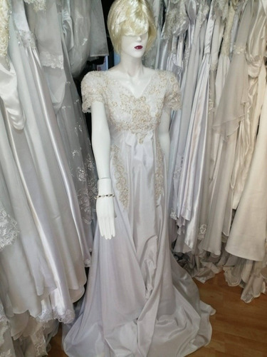 Imagen 2 de 5 de Alquiler De Vestidos De Novia Y Fiestas