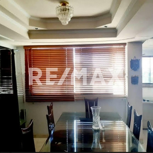 Imagen 5 de 10 de En Venta, Amplio Apartamento Residencial, Av. Bolívar De Lechería, De Cómodo Acceso, Carmelo Albelo 04128592712