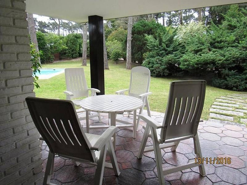 Imagen 2 de 10 de Id 1698 - Muy Buena Casa Con Piscina Y Parque. Con Acceso A Playa Brava.