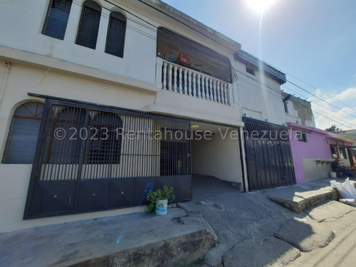   Maribelm & Naudye, Venden Casa Con Balcón Y Mas Bondades En  El Centro, Barquisimeto  Lara, Venezuela, 3 Dormitorios  3 Baños  92.22 M² 