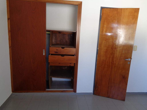 Barrio Alta Córdoba - Casa De 2 Dormitorios, Amplia Y Luminosa Con Cochera Cubierta, Cocina Comedor, 2 Baños Y Patio Con Césped