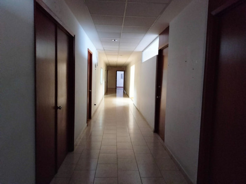 Bodega En Condominio De 235m2 Mas 537m2 De Oficinas.